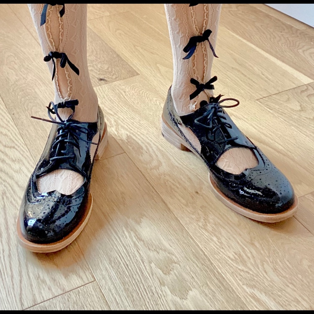 Black enamel brogue with cutout details sz 7.5